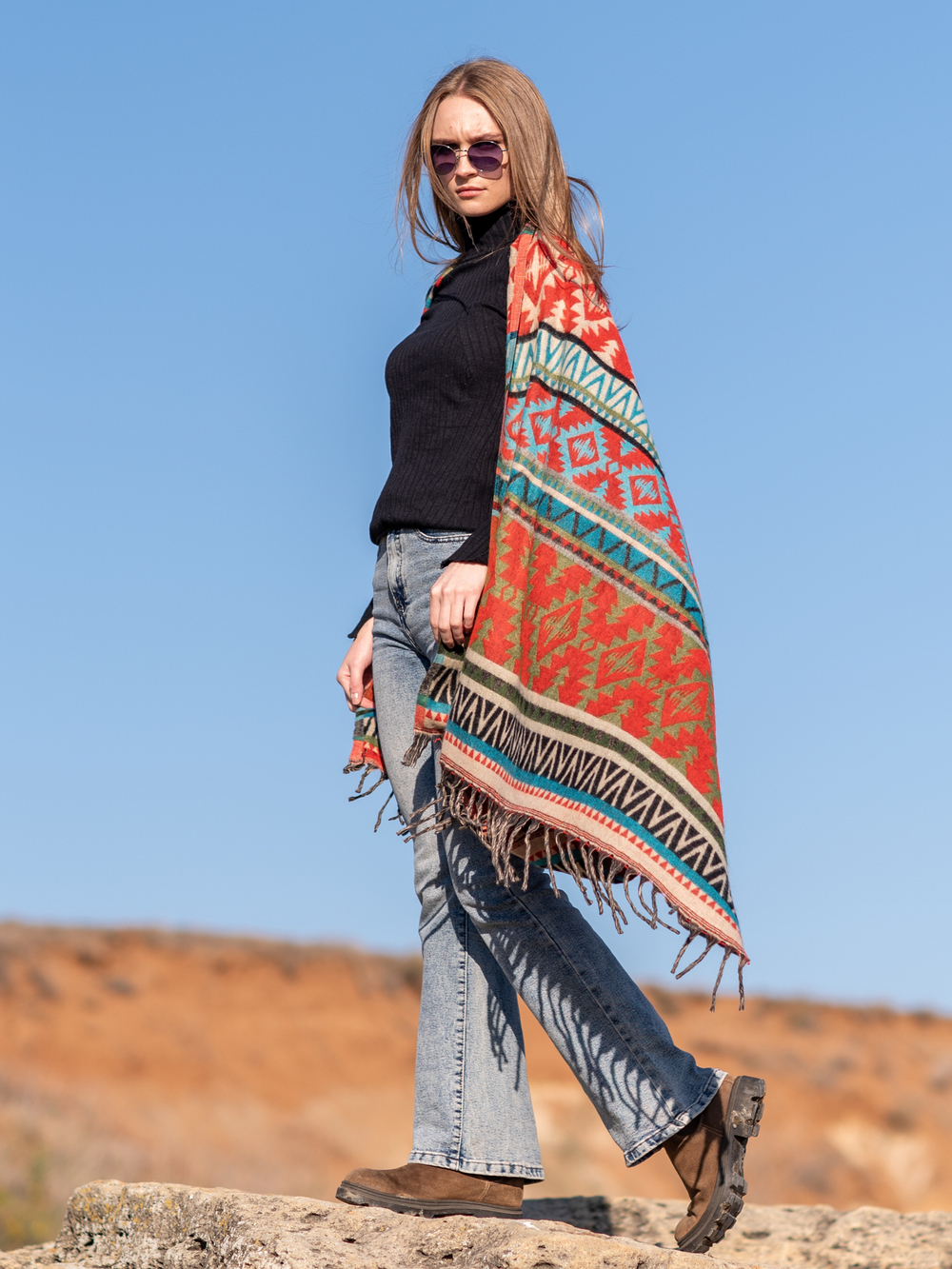 Теплый палантин с орнаментом