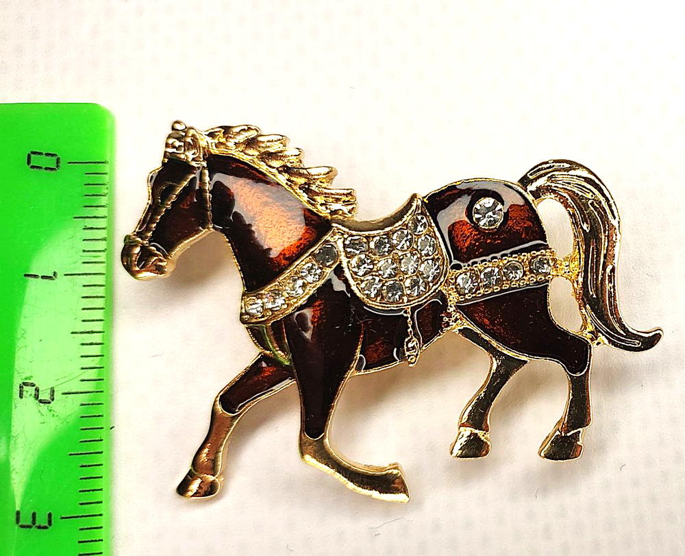 Брошка "Красная бархатная лошадка". Символ года.Женская бижутерия, металл, красный цвет, 5х3см
