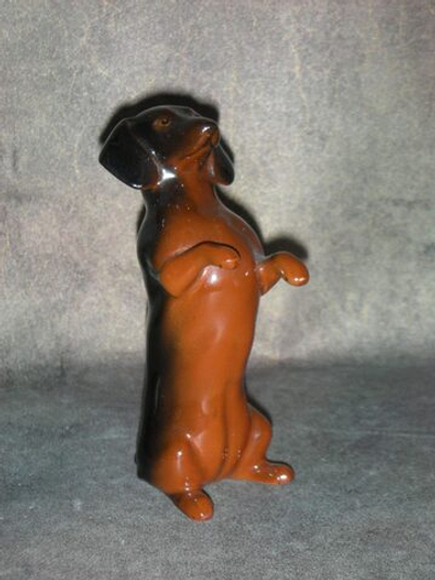 Статуэтка. Фарфор. Собака Такса на задних лапах. Англия