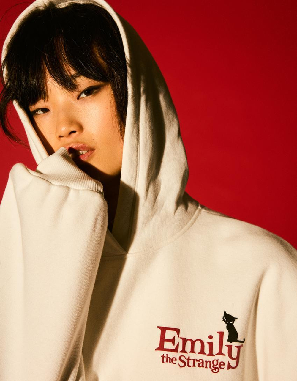 BERSHKA Толстовка с принтом Emily the Strange, белый