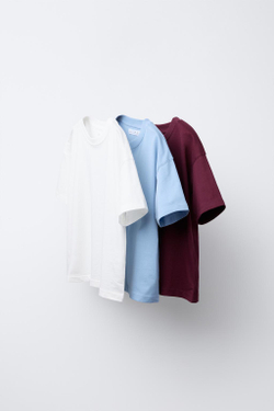 ZARA НАБОР ИЗ ТРЕХ ОДНОТОННЫХ ФУТБОЛОК, ЦВЕТ БУРГУНДСКОГО ВИНА