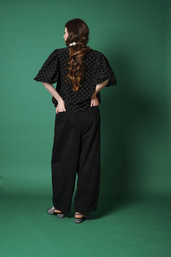 Брюки-бананы из плотного хлопка черного цвета