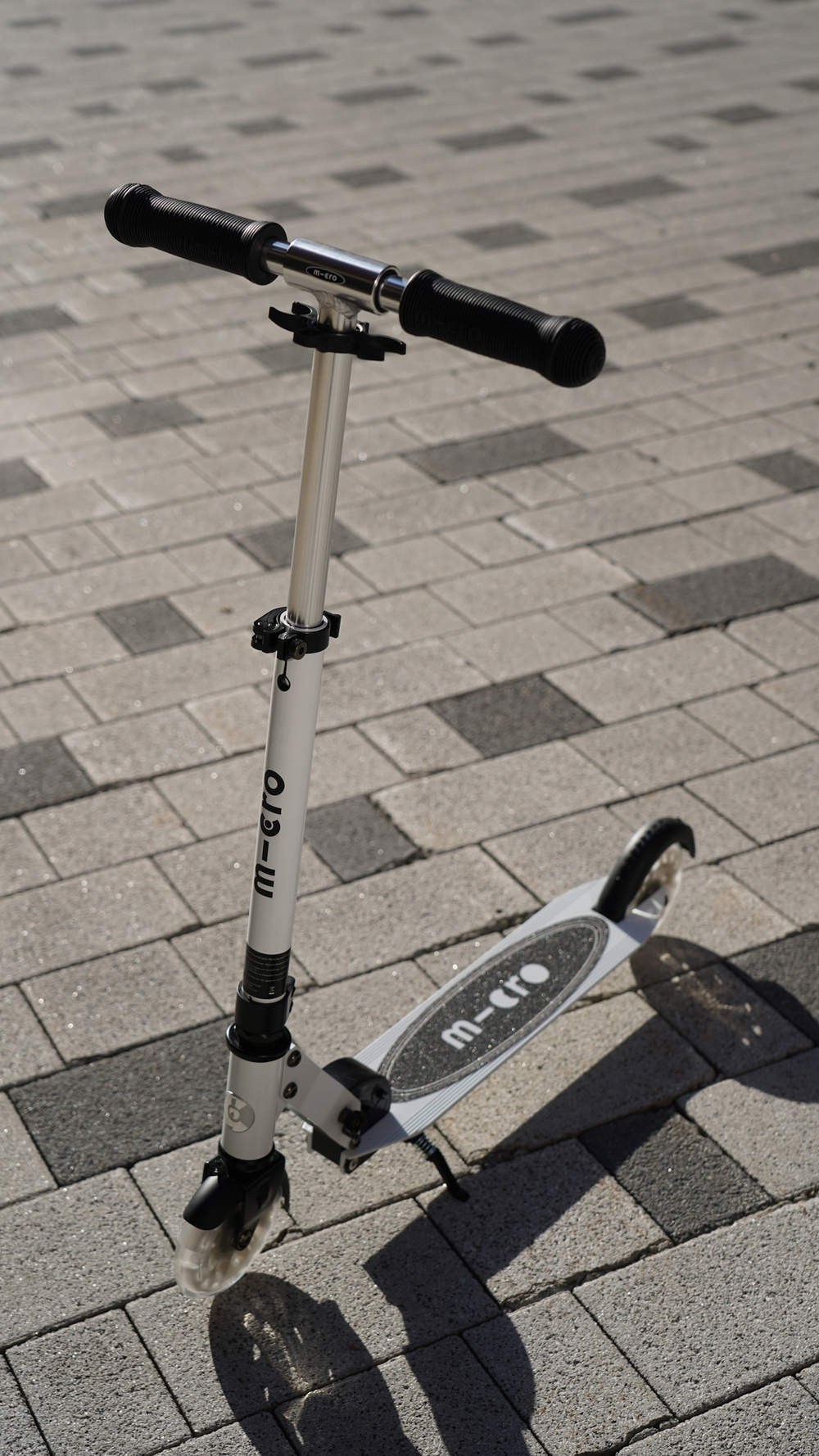 Самокат Micro Sprite Glow (светится в темноте) LED, белый