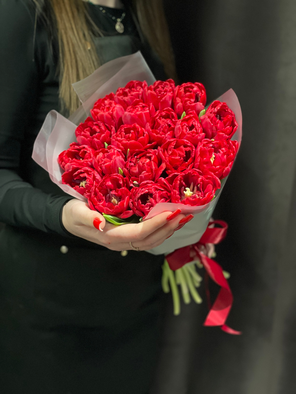 19 красных пионовидных тюльпанов