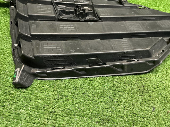 Решетка перед. бампера VW Touareg 3 (18-23) R-line