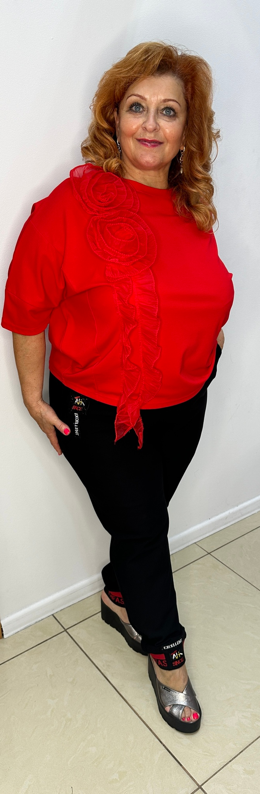 Черные брюки-момы на резинке с красно-белым принтом