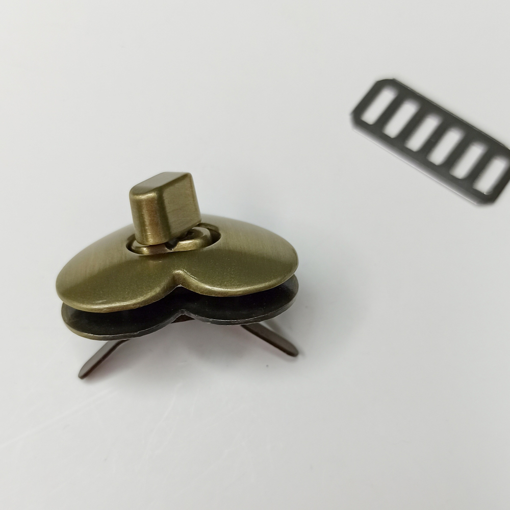 Замок вертушка на винтах 25*30 сердце Антик