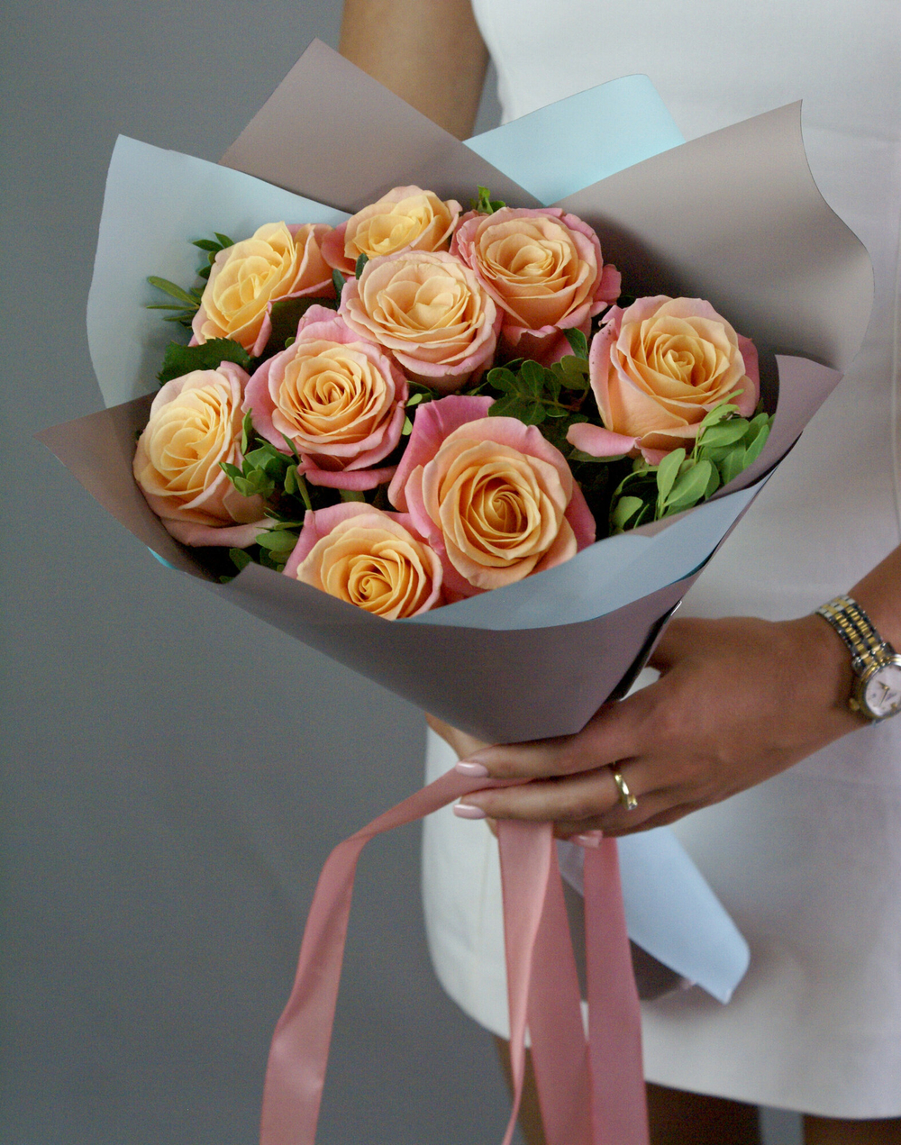 Букет свежих  роз,  9 персиковых роз "Мисс Пигги" длина 50 см Россия(Большой бутон)