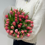 Букет из 49 пионовидных розовых оранжевых тюльпанов в матовой упаковке