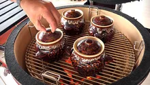Керамический гриль Kamado Joe Classic II Stand-Alone, 46 см (красный), на столе из дуба