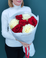 Красные и белые розы,7шт(00430)