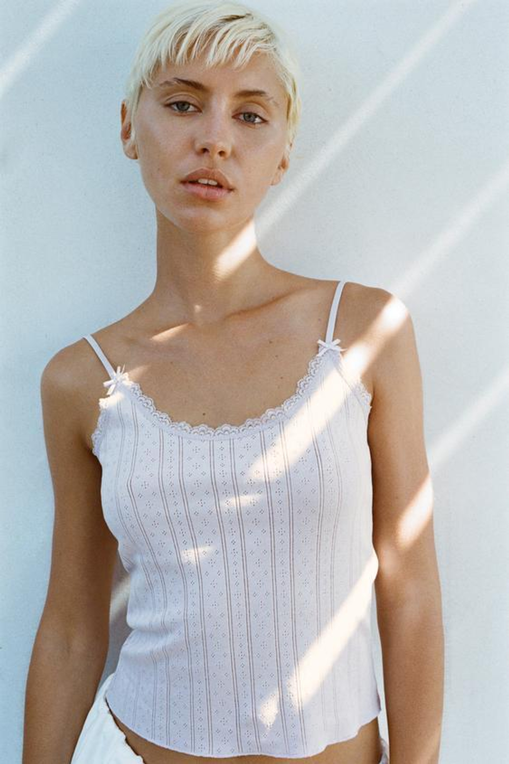 ZARA ПЕРФОРИРОВАННЫЙ ТОП С КРУЖЕВОМ, ЦВЕТ МАЛЬВЫ