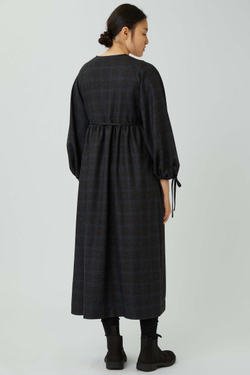 Платье на запах с широкими рукавами длины макси в темно-серую клетку