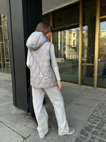 Серый утепленный жилет с капюшоном