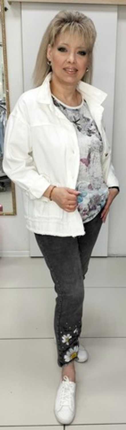 Белый джинсовый жакет с кармашками на большие размеры