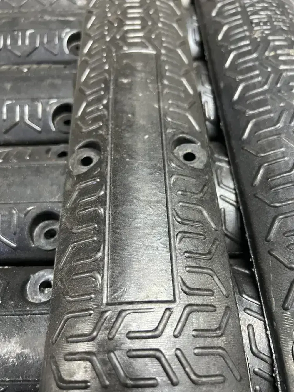 Гибкий кабель-канал для проводов (кабельный трап, капа) резиновый, черный, напольный, 1 канал 36*15 мм., 1000мм*80мм*25мм