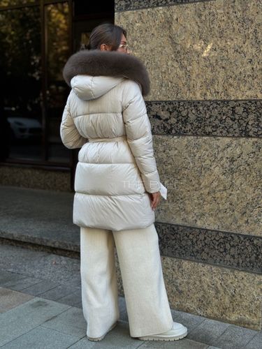 Бежевый удлиненный пуховик с контрастным воротом