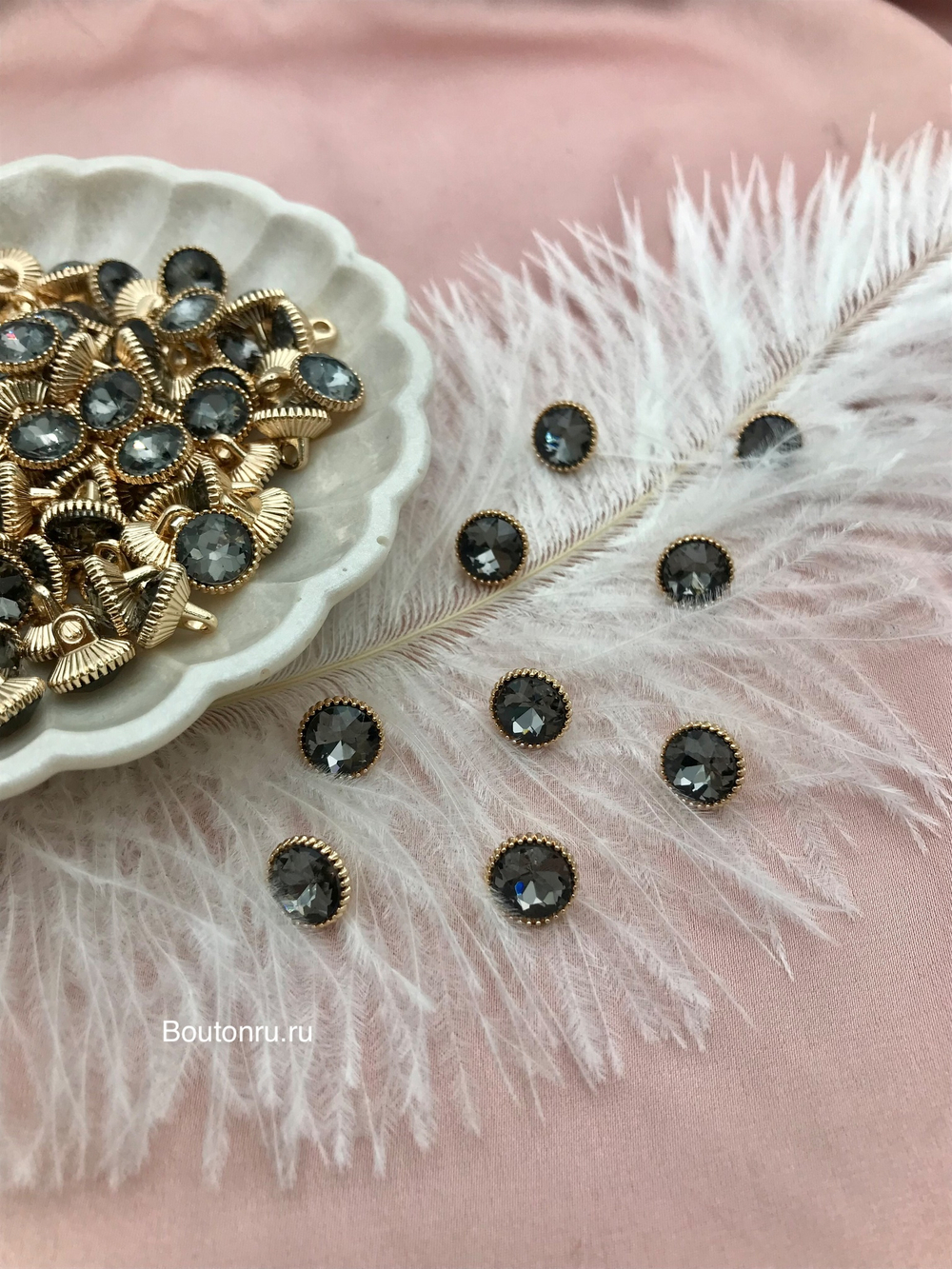 Пуговицы стразы черные (серые графит) в золоте на ножке