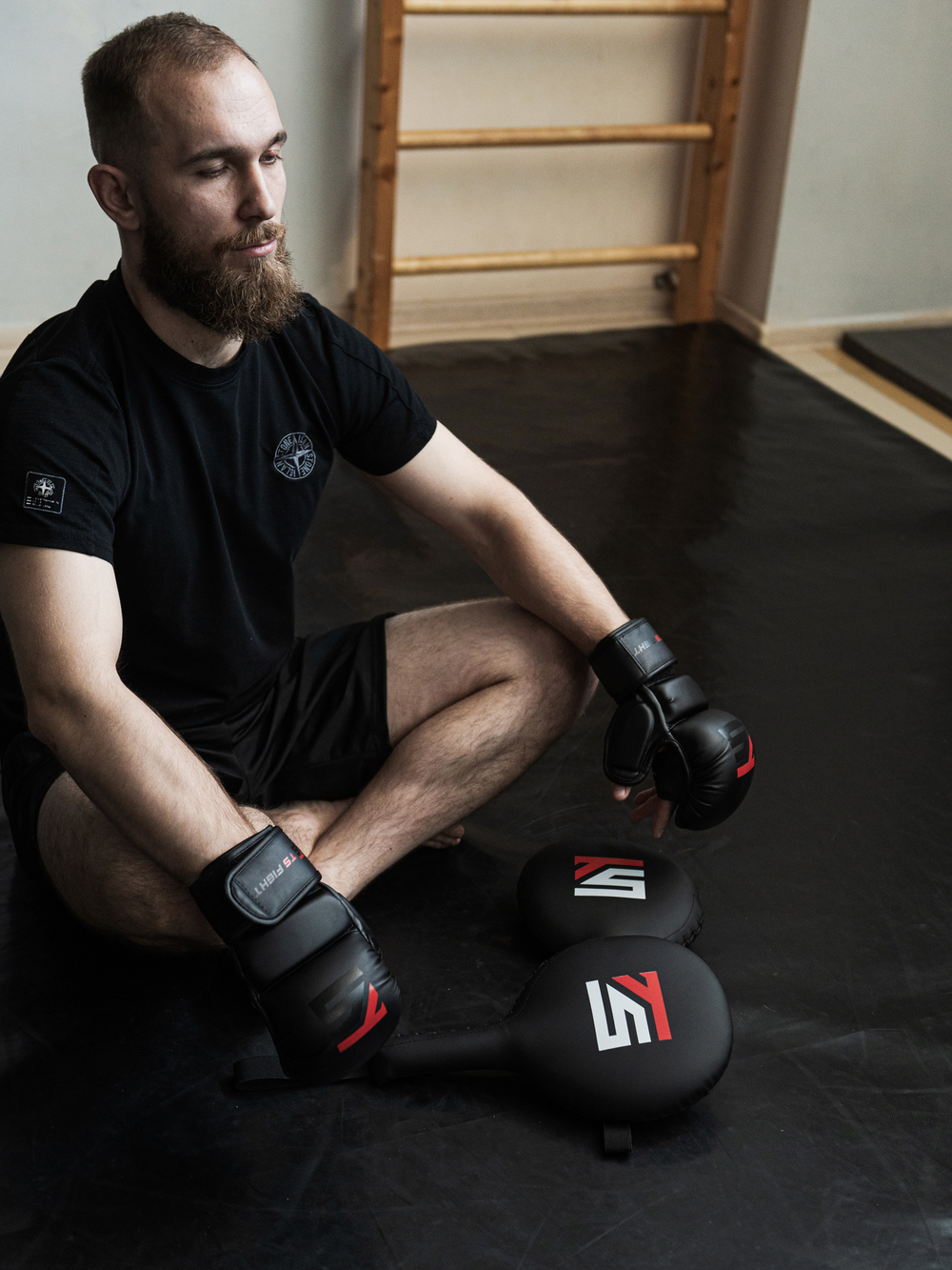 Перчатки для ММА черные Tomorrow Star