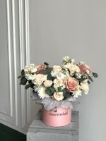 предзаказ - цветочная коробка в кремовых оттенках размер S