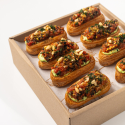 Сет мини-эклеров с сальсой верде и томатной сальсой