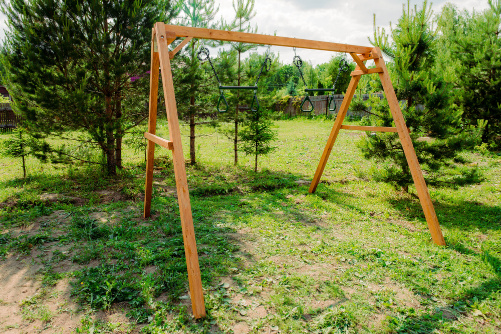 Деревянные качели с двумя трапециями
