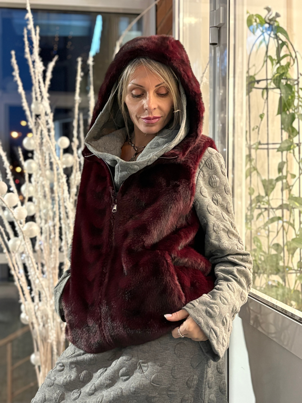 Жилет с капюшоном /бордо