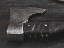 Топор "Время быть сильным", рукоять комель берёзы (морилка)