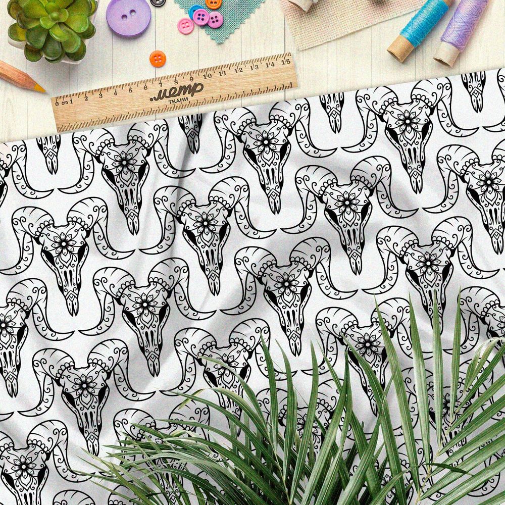 Ткань блэкаут сахарные козьи черепа на белом фоне