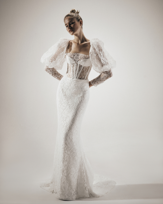 Платье макси корсетное из кружева с объёмными рукавами и шлейфом