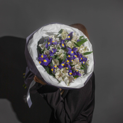 Букет цветов ирисы с белой альстромерией