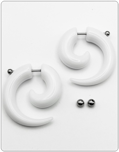 Серьги имитация растяжек 8мм, белый акрил.