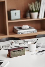 Колонка беспроводная с ремешком amove бордовая