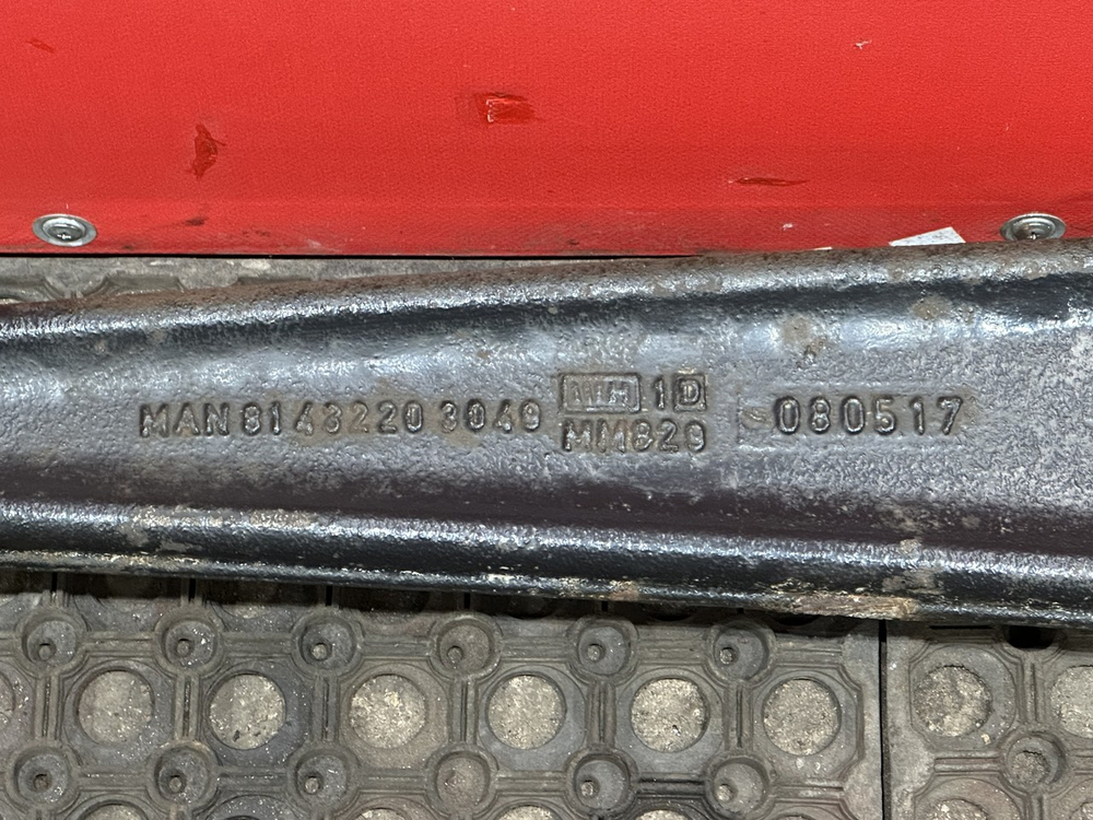 Тяга реактивная продольная левая