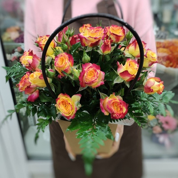 Композиция с кустовыми розами в сумочке