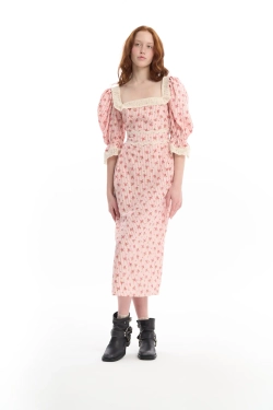Платье с вырезом "каре" в розовый цветочек