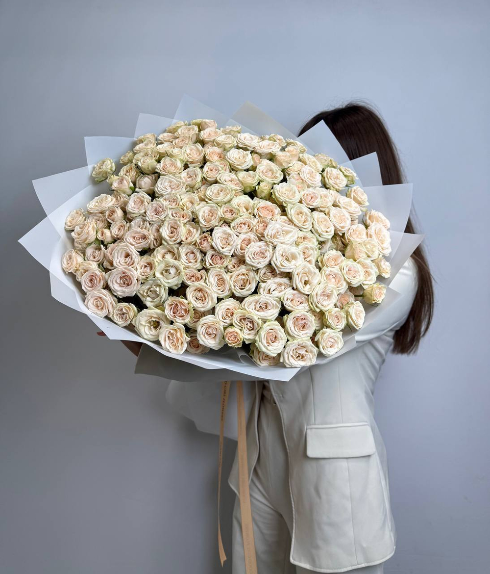 Чудесный букет с кустовой розой