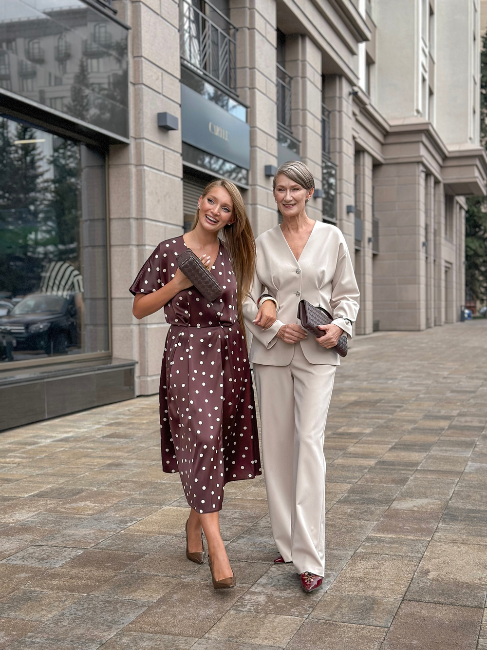 Платье со спущенным плечом в горох