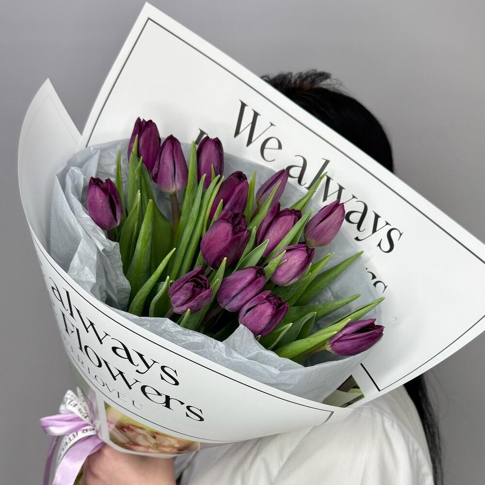 15 фиолетовых тюльпанов в стильной упаковке