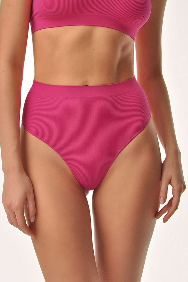 Яркие трусы стринги из мягкой эластичной микрофибры в рубчик