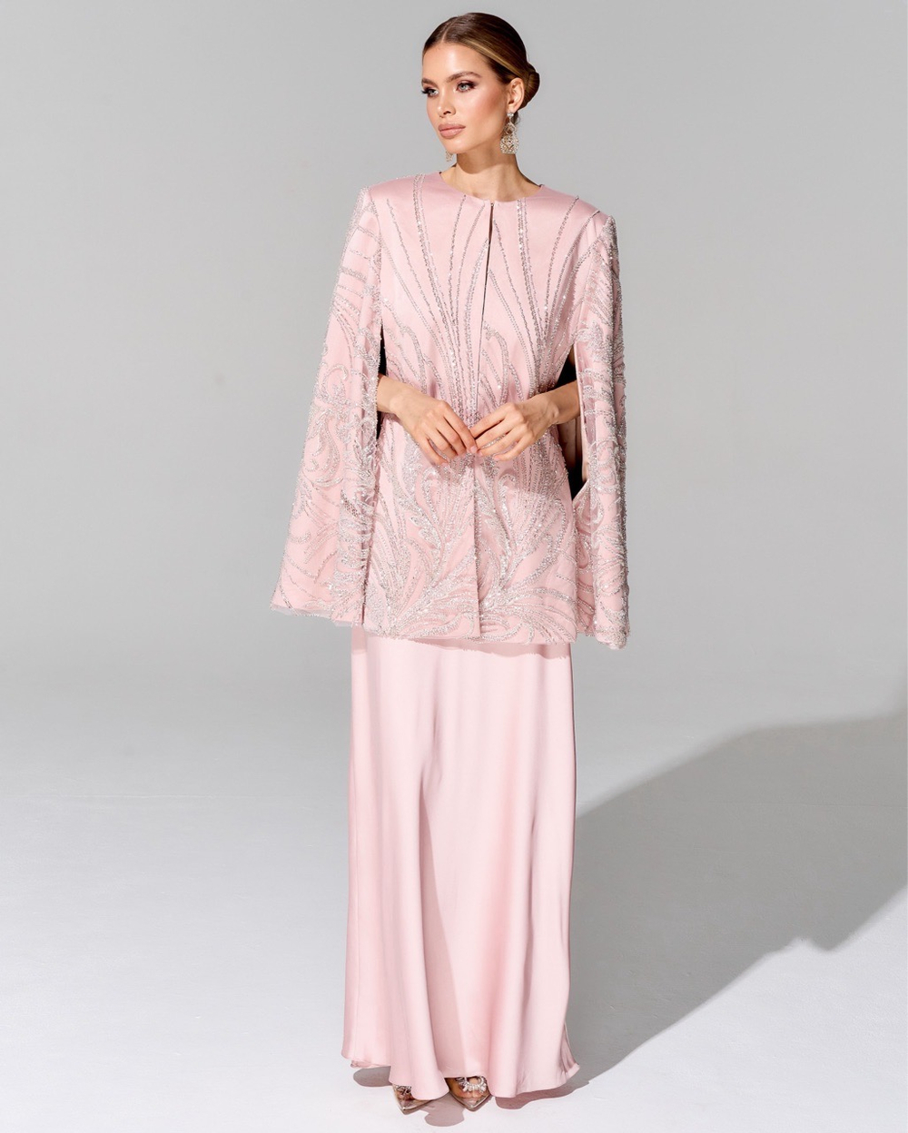 Кейп с вышивкой ручной работы