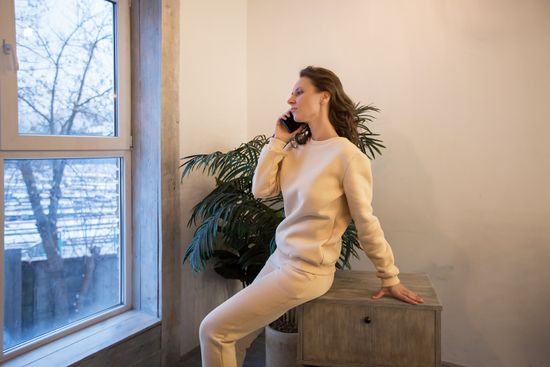 Костюм из футера с начесом без капюшона - сливочный