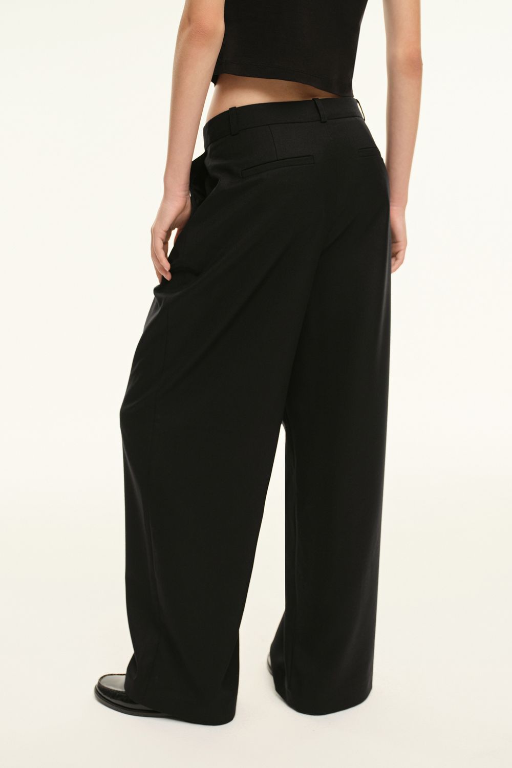 Брюки широкие с защипами (Base route), черные