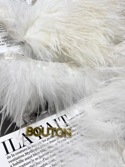 Белые перья на ленте марабу и страус