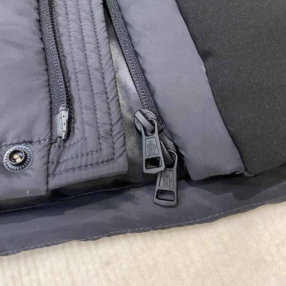 Пуховик Moncler