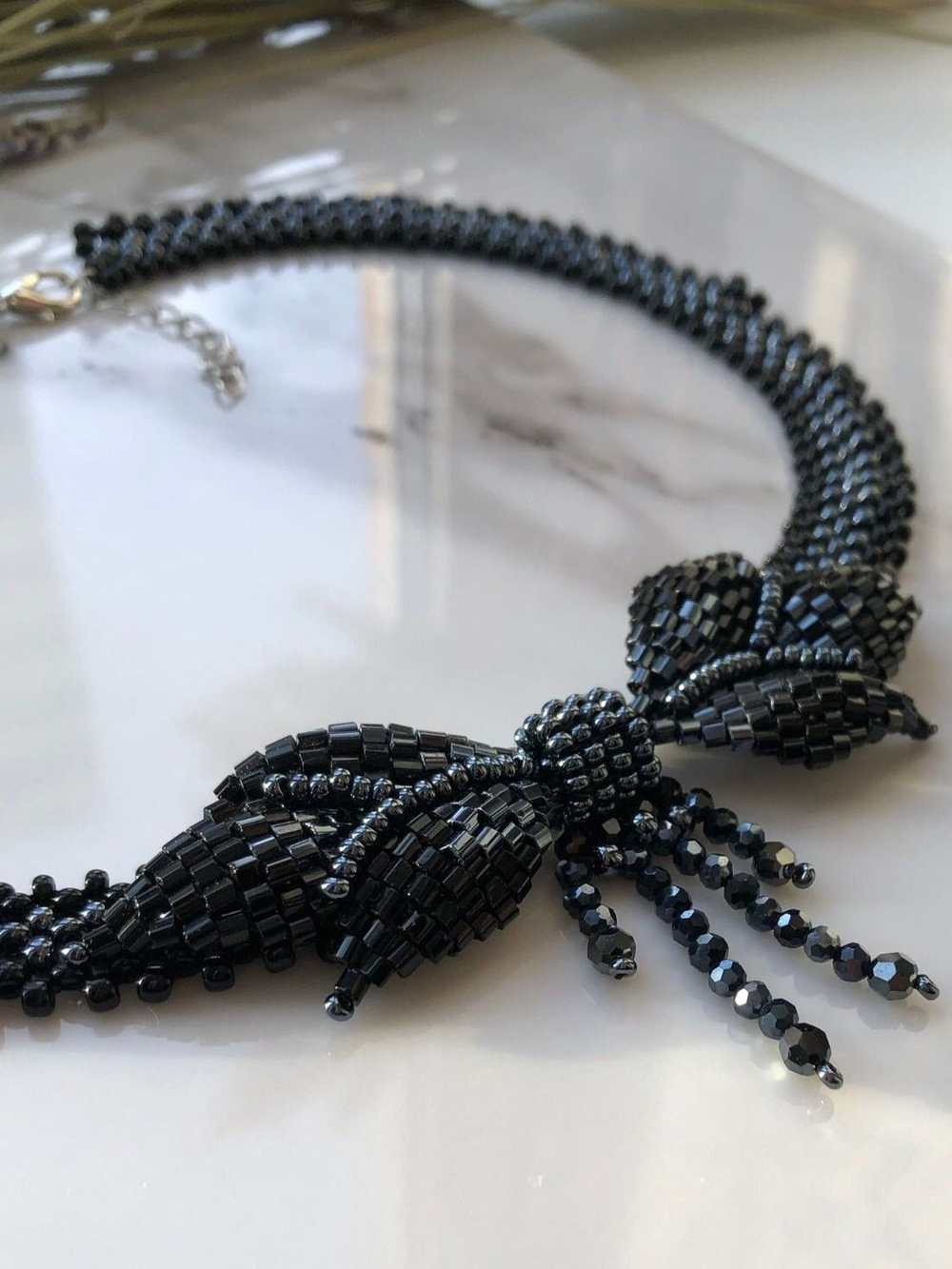 Колье "Бантик" ручной работы из бисера и кристаллов Swarovski