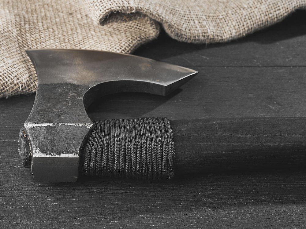 Кованый топор "Брату от брата", рукоять черный мореный ясень