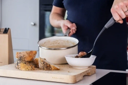 KitchenAid Классическая кухонная ложка с отверстиями серого цвета
