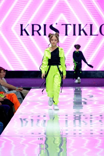 Желто-зеленый костюм