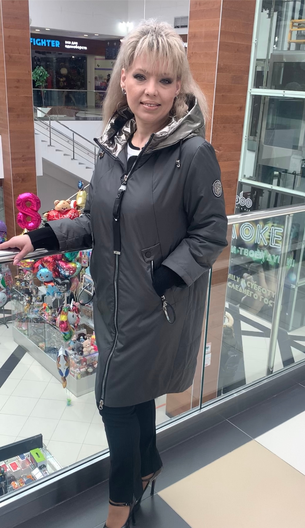 Модная удлиненная куртка с блестящим капюшоном